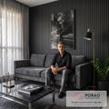 Gato preto deitado em sofá de couro fumando charuto, fotografia preto e branco, quadro decorativo