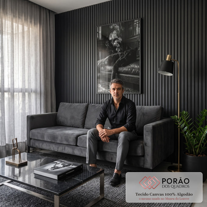 Gato preto deitado em sofá de couro fumando charuto, fotografia preto e branco, quadro decorativo