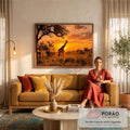 Quadro Decorativo Grande Girafa Pôr do Sol para Sala | quadros decorativos para sala de estar | girafa em savana africana durante pôr do sol com céu laranja intenso | em ambiente 3 | Porao dos Quadros