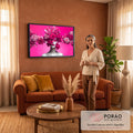 Busto de mulher com rosto coberto de rosas pink, lábios vermelhos e fundo magenta, quadro decorativo