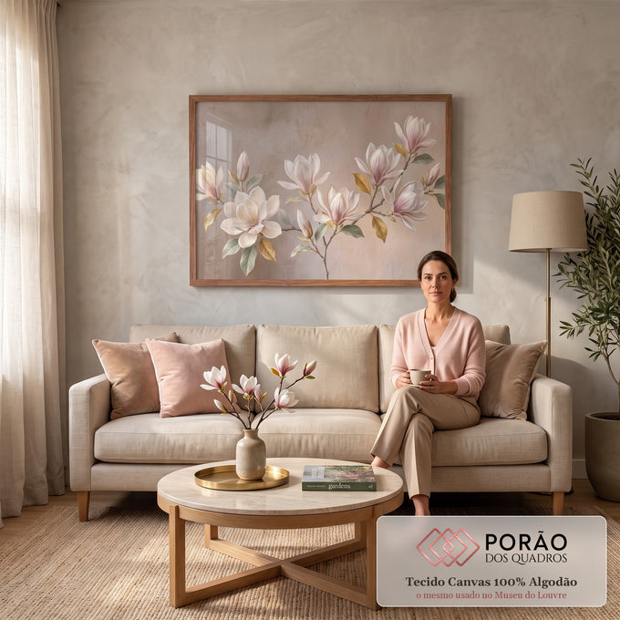 Galho de magnólias brancas e rosadas com folhas verdes e douradas sobre fundo bege, quadro decorativo