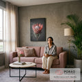 Quadro Decorativo Grande Flores Proteia para Sala Rosa | quadros decorativos para sala de estar | close de flor de proteia rosa com centro texturizado sobre fundo cinza escuro | em ambiente 3 | Porao dos Quadros