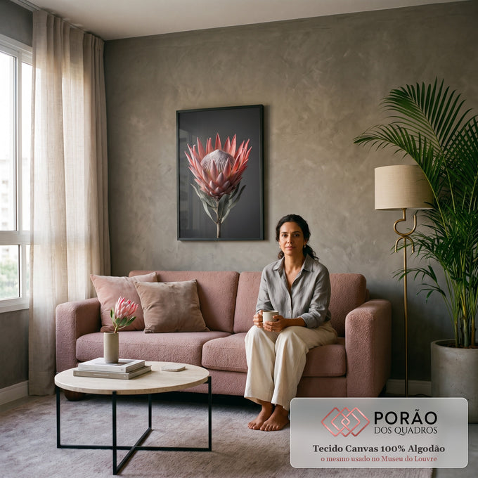 Quadro Decorativo Grande Flores Proteia para Sala Rosa | quadros decorativos para sala de estar | close de flor de proteia rosa com centro texturizado sobre fundo cinza escuro | em ambiente 3 | Porao dos Quadros