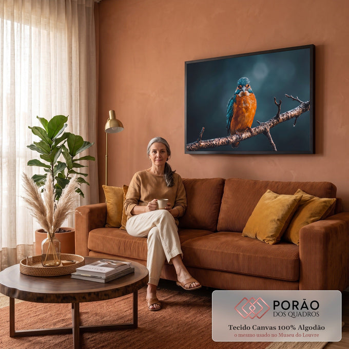 Quadro Decorativo Grande Martim-Pescador e Azul para Sala | quadros decorativos para sala de estar | martim-pescador laranja e azul em galho molhado com fundo escuro desfocado | em ambiente 3 | Porao dos Quadros