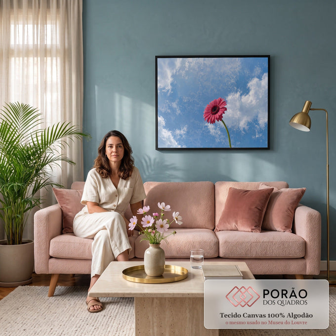 Flor gerbera rosa de caule verde contra céu azul com nuvens brancas, fotografia, quadro decorativo
