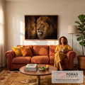 Quadro Decorativo Grande Leão Juba Dourada para Sala | quadros decorativos para sala de estar | retrato de leão com juba dourada e olhar fixo sobre fundo escuro | em ambiente 3 | Porao dos Quadros