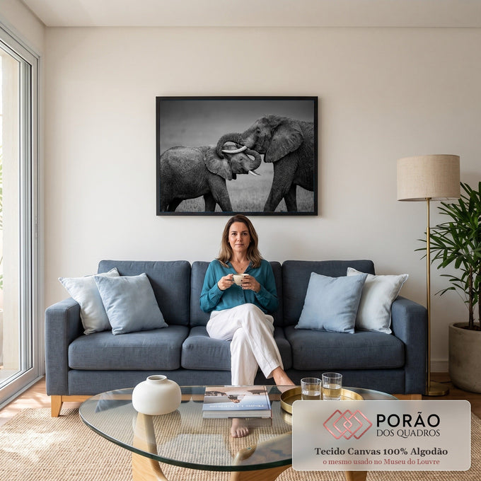 Quadro Decorativo Grande Elefantes se para Sala Preto | quadros decorativos para sala de estar | dois elefantes em preto e branco entrelaçando as trombas em gesto afetuoso | em ambiente 3 | Porao dos Quadros