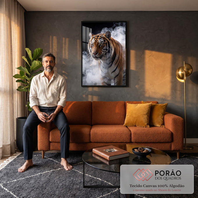 Tigre siberiano de olhos âmbar caminhando entre fumaça branca sobre fundo preto, quadro decorativo