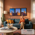 Quadro Decorativo Grande Leão com Felinos para Sala Laranja | quadros decorativos para sala de estar | chita, leão e leopardo em dunas de areia sob céu azul em três painéis | em ambiente 3 | Porao dos Quadros