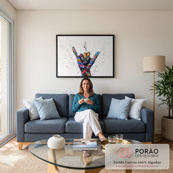 Quadro Decorativo Grande Mão com Gesto Hang para Sala Preto | quadros decorativos para sala de estar | mão fazendo sinal hang loose coberta de grafite colorido sobre fundo branco respingado | em ambiente 3 | Porao dos Quadros