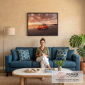 Porsche clássico laranja com aerofólio em estrada à beira-mar sob céu de pôr do sol, quadro decorativo