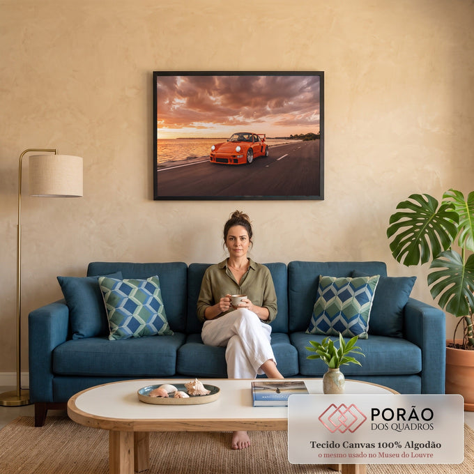 Porsche clássico laranja com aerofólio em estrada à beira-mar sob céu de pôr do sol, quadro decorativo