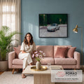 Porsche 911 clássico cinza-esverdeado em piso de pedras diante de muro coberto de hera, quadro decorativo