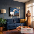 Cavalo branco tordilho de crina loira em perfil, céu azul com nuvens e montanhas ao fundo, quadro decorativo