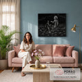 Quadro Decorativo Grande Jesus Caminha para Sala Preto | quadros decorativos para sala de estar | Jesus com auréola estende a mão a um homem afundando no mar, em pontilhismo preto e branco | em ambiente 3 | Porao dos Quadros