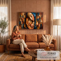 Quadro Decorativo Grande Três Rostos para Sala Marrom | quadros decorativos para sala de estar | três rostos femininos sobrepostos em estilo cubista com véu azul e tons terrosos | em ambiente 3 | Porao dos Quadros