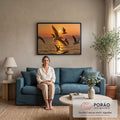 Bando de gaivotas voando sobre o mar ao pôr do sol com reflexo dourado e montanhas, quadro decorativo