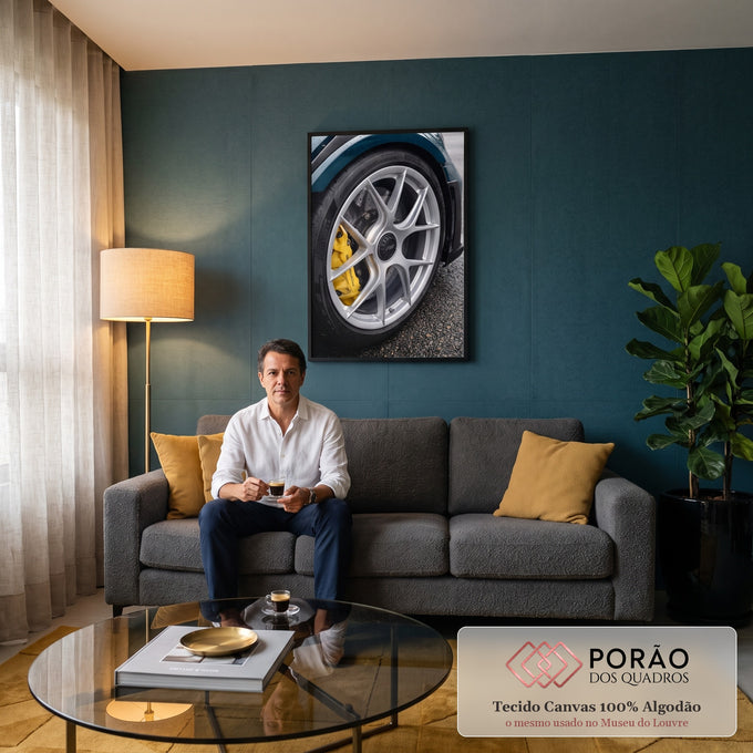 Quadro Decorativo Grande Roda Esportiva para Escritório Azul | quadros decorativos para sala de estar | close de roda esportiva prateada com pinça de freio amarela e pneu preto | em ambiente 3 | Porao dos Quadros