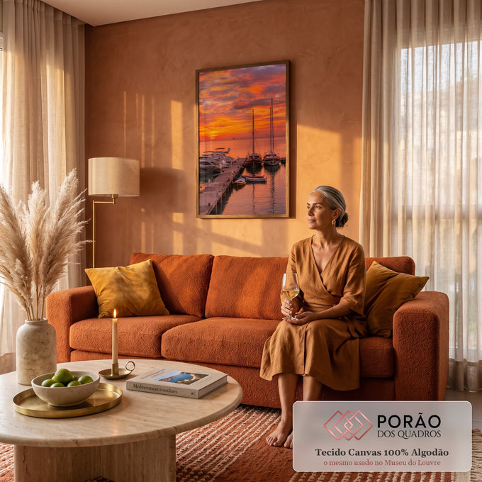 Pôr do sol laranja sobre marina com veleiros, iates e barcos no píer refletidos no mar, quadro decorativo