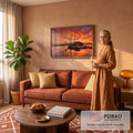 Quadro Decorativo Grande Veleiro Marina para Sala Laranja | quadros decorativos para sala de estar | veleiro atracado em marina sob céu alaranjado de pôr do sol com reflexo na água | em ambiente 3 | Porao dos Quadros