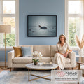 Quadro Decorativo Grande Cavalo Correndo para Sala Cinza | quadros decorativos para sala de estar | cavalo marrom correndo ao lado de carro esportivo escuro em estrada nevada com lanternas vermelhas acesas | em ambiente 3 | Porao dos Quadros