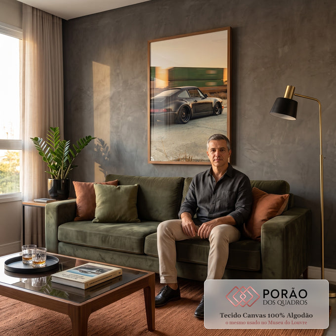 Porsche 911 preto rebaixado com rodas raiadas e trem de carga borrado ao pôr do sol, quadro decorativo