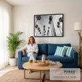 Fotografia preto e branco de palmeiras altas vistas de baixo contra céu nublado, quadro decorativo