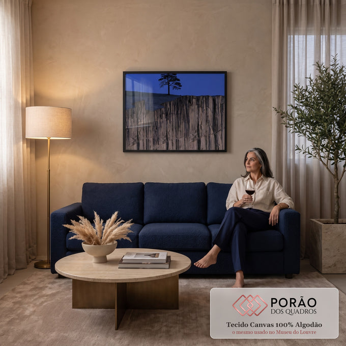 Quadro Decorativo Grande Pinheiro Solitário para Sala Azul | quadros decorativos para sala de estar | pinheiro em silhueta sobre penhasco rochoso ao entardecer com céu azul | em ambiente 3 | Porao dos Quadros