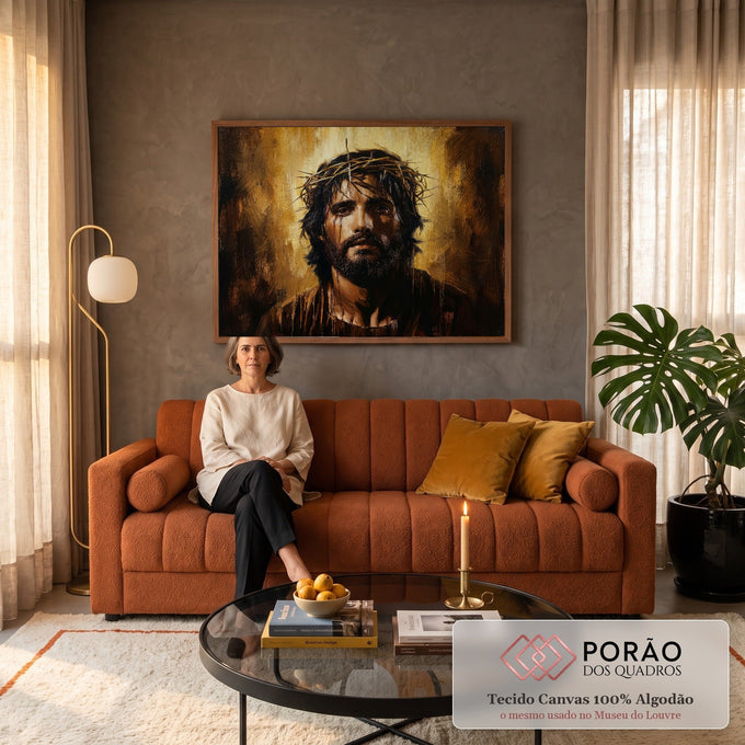 Quadro Decorativo Grande Jesus Paixão de Cristo para Sala | quadros decorativos para sala de estar | retrato de Jesus Cristo com coroa de espinhos e lágrimas de sangue em fundo dourado | em ambiente 3 | Porao dos Quadros