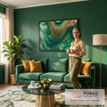 Quadro Decorativo Grande Abstrato Verde para Sala Verde | quadros decorativos para sala de estar | abstrato fluido em verde esmeralda e dourado com efeito de pedra malaquita | em ambiente 3 | Porao dos Quadros
