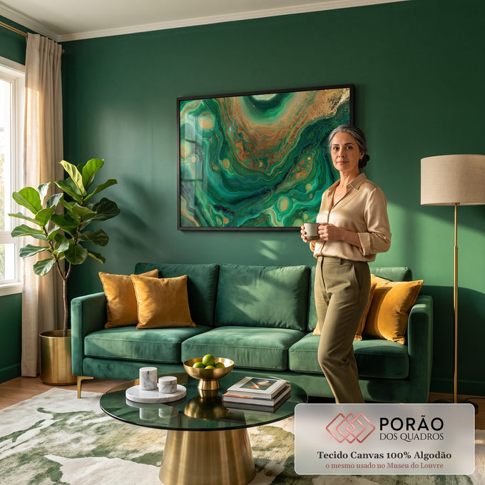 Quadro Decorativo Grande Abstrato Verde para Sala Verde | quadros decorativos para sala de estar | abstrato fluido em verde esmeralda e dourado com efeito de pedra malaquita | em ambiente 3 | Porao dos Quadros