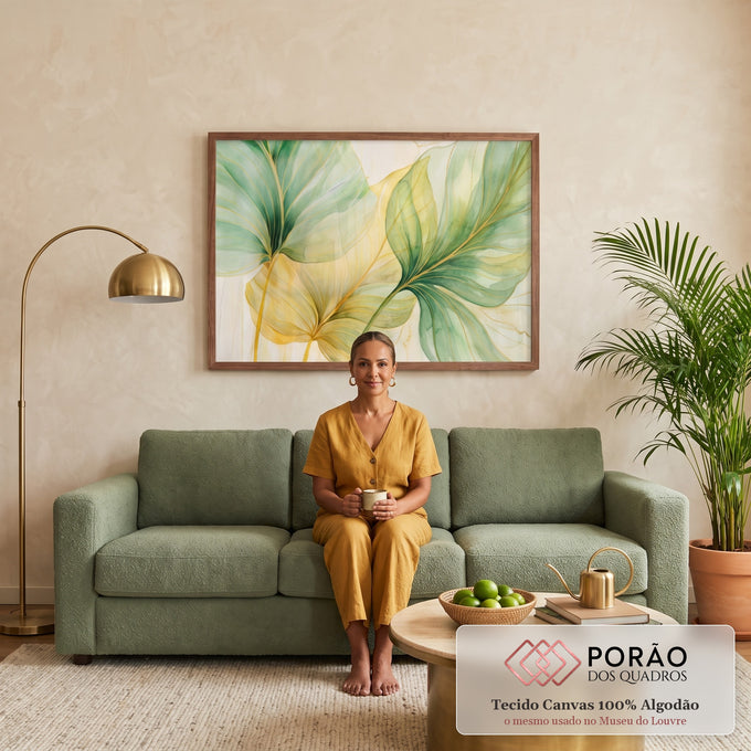 Quadro Decorativo Grande Folhas Tropicais Douradas para Sala | quadros decorativos para sala de estar | folhas tropicais em aquarela verde e dourada com nervuras finas sobre fundo claro | em ambiente 3 | Porao dos Quadros