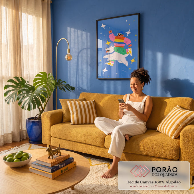 Quadro Decorativo Grande Homem e Cachorro para Quarto Azul | quadros decorativos para sala de estar | homem de gorro azul pulando ao lado de cachorro branco entre estrelas no céu azul | em ambiente 3 | Porao dos Quadros