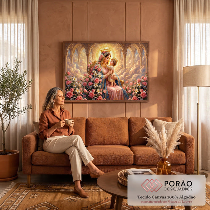 Nossa Senhora coroada com o Menino Jesus no colo, entre rosas e lírios sob luz dourada, quadro decorativo