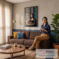 Quadro Decorativo Grande Mona Lisa Moderna para Sala Marrom | quadros decorativos para sala de estar | mulher estilo Mona Lisa segurando celular numa mesa de café | em ambiente 3 | Porao dos Quadros