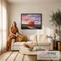 Porsche 911 laranja widebody com aerofólio sob céu de nuvens rosa ao pôr do sol, quadro decorativo