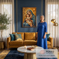 Quadro Decorativo Grande Nossa Senhora Auréola para Sala | quadros decorativos para sala de estar | Nossa Senhora com véu azul abraçando o Menino Jesus sobre fundo dourado ornamental | em ambiente 3 | Porao dos Quadros