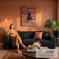 Cavalo preto galopando com crina ao vento e poeira diante de cânion de rochas vermelhas, quadro decorativo