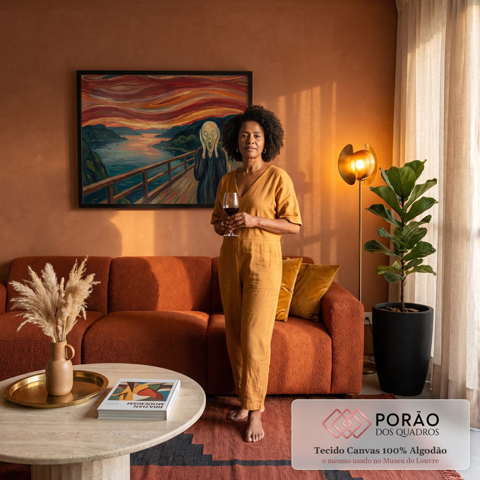 Quadro Decorativo Grande Grito de Edvard para Sala Vermelho | quadros decorativos para sala de estar | figura em grito numa ponte com céu vermelho ondulado ao fundo | em ambiente 3 | Porao dos Quadros
