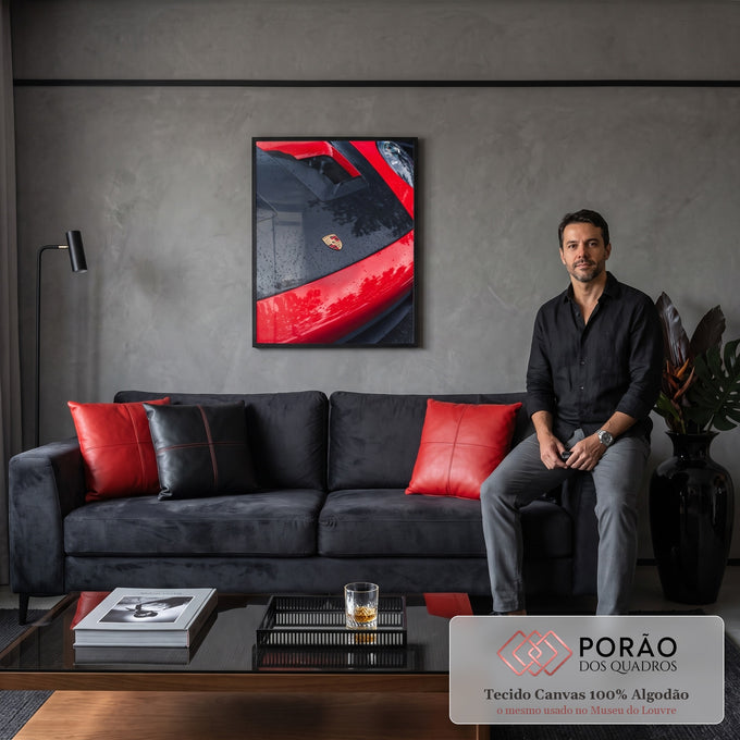 Capô de Porsche vermelho com fibra de carbono, emblema dourado e gotas de chuva, quadro decorativo