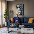 Rosto de mulher de olhos fechados fragmentado em lascas azuis, bege e toques amarelos, quadro decorativo