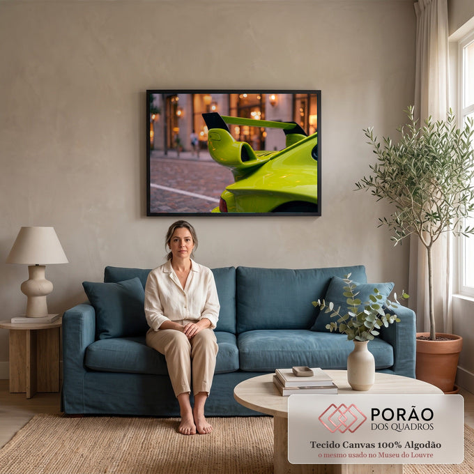 Close do aerofólio de carro esportivo verde-limão em rua de pedras com luzes bokeh, quadro decorativo
