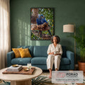 Duas araras-jacinto azuis juntinhas em galho de árvore com folhagem verde ao fundo, quadro decorativo