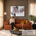 Retrato de mulher de perfil em preto e branco com peônias e flores azuis em aquarela, quadro decorativo