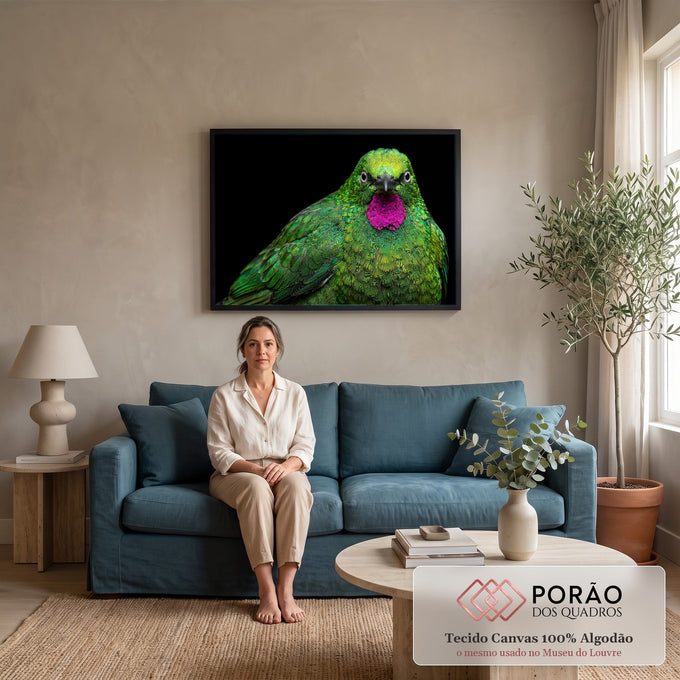Pássaro tropical de penas verdes iridescentes e garganta magenta em fundo preto, quadro decorativo