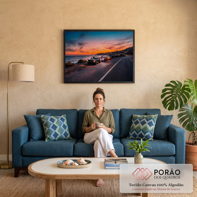 Três carros clássicos de faróis acesos na estrada costeira ao pôr do sol laranja, quadro decorativo