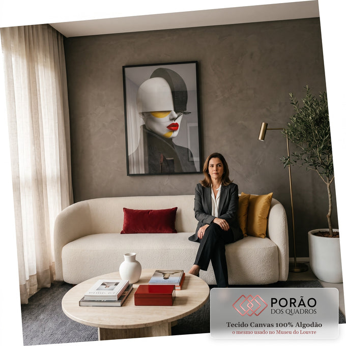 Rosto de manequim branco com lábios vermelhos, chapéu e casaco xadrez sobre fundo cinza, quadro decorativo