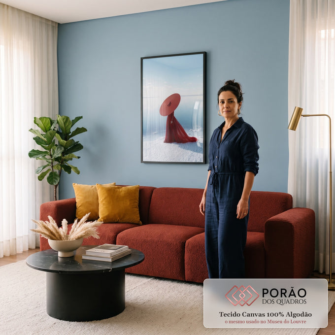 Mulher de vestido e chapéu vermelho gigante à beira de lago de sal sob céu azul, quadro decorativo