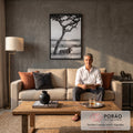 Leão majestoso em pé sob acácia na savana africana, fotografia em preto e branco, quadro decorativo