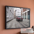 Quadro Decorativo Grande Mustang Clássico Vermelho para Sala | quadros decorativos para sala de estar | mustang vermelho clássico com faixas brancas em rua de pedras europeia | em ambiente 3 | Porao dos Quadros